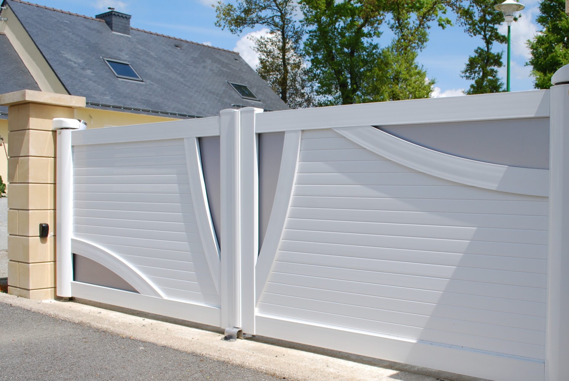 Portail PVC Blanc - Collection Fybolia - Fabrication bretonne -UNIV'R Fenêtre